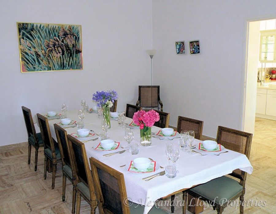 Walking distance from the centre of Cannes, an ideal property for conferences. 2