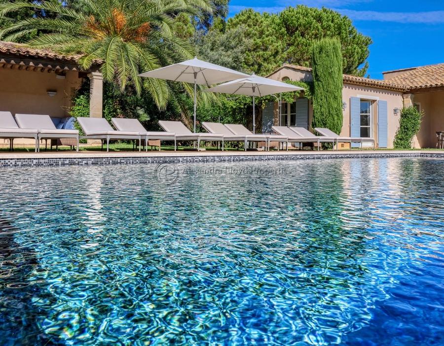 A wonderful property located in Ramautelle, fabulous interior 4