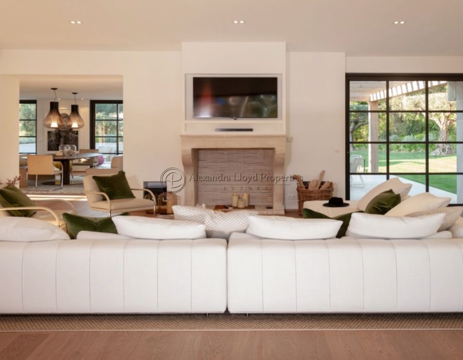Elegant 5-Bedroom Villa with Stunning Interior Available for Rent in Les Parcs de Saint-Tropez 6