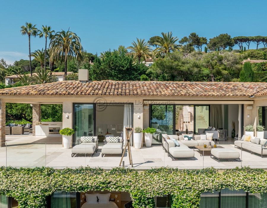 A truly stunning property for rent in Cap Tahiti with a tennis court 6