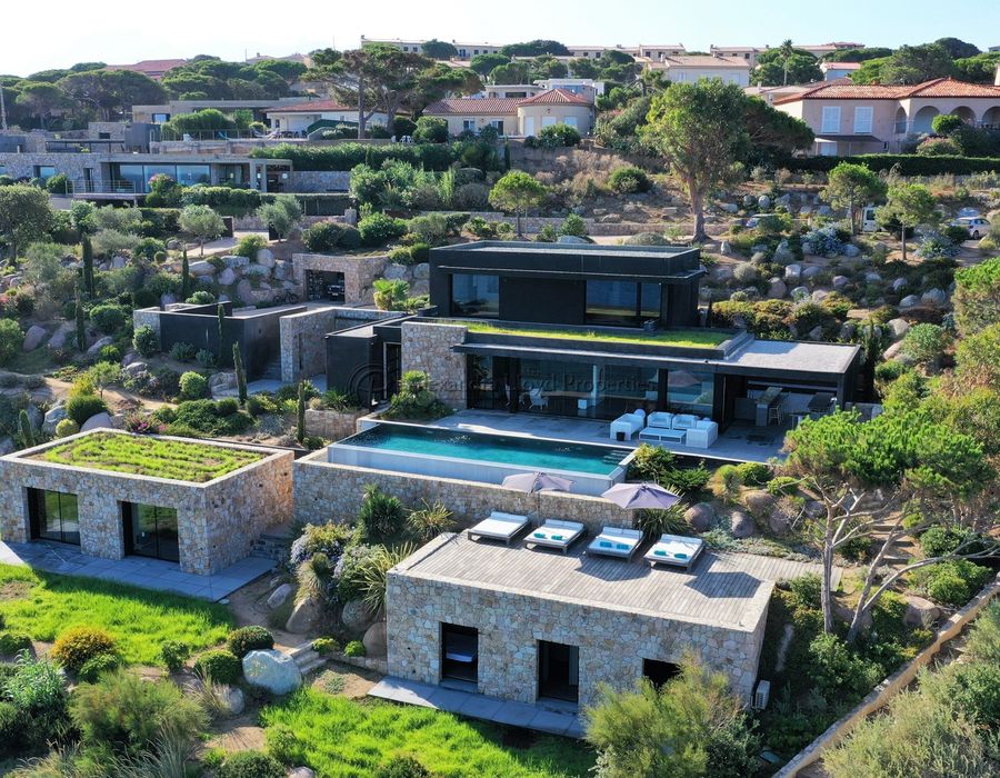 Contemporary villa located on the waterfront in Calvi 4