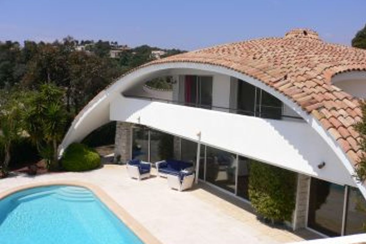 Luxurious villa in the prestigious Super Cannes with 180° sea views