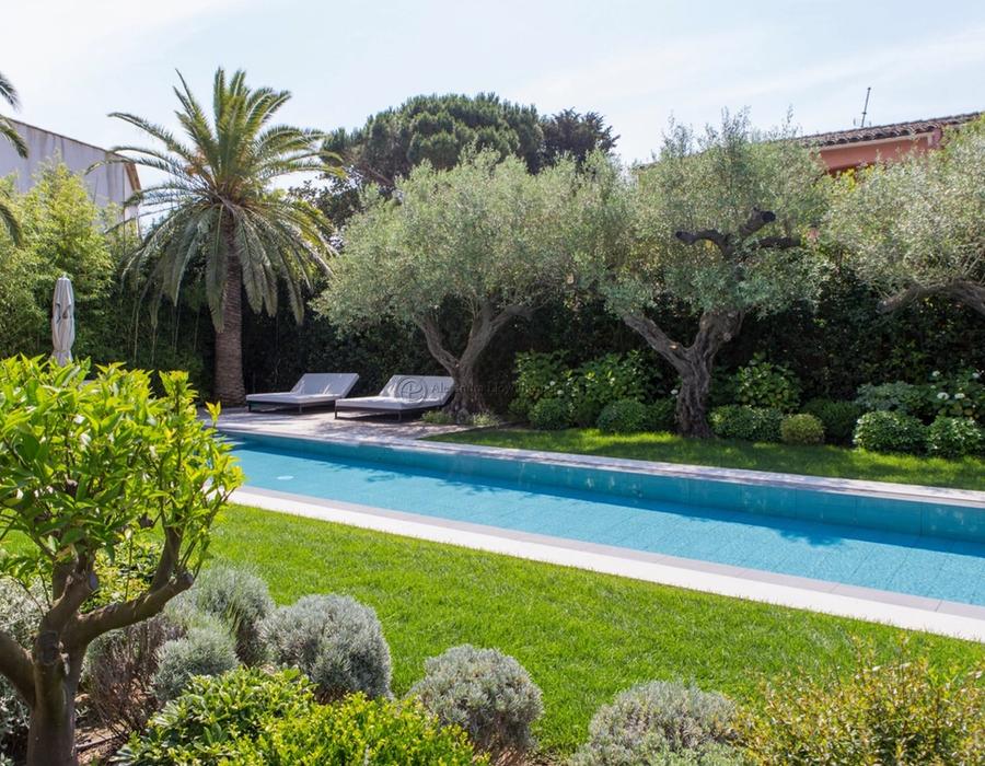UNIQUE ! A beautifully decorated village house in the heart of Saint Tropez 4