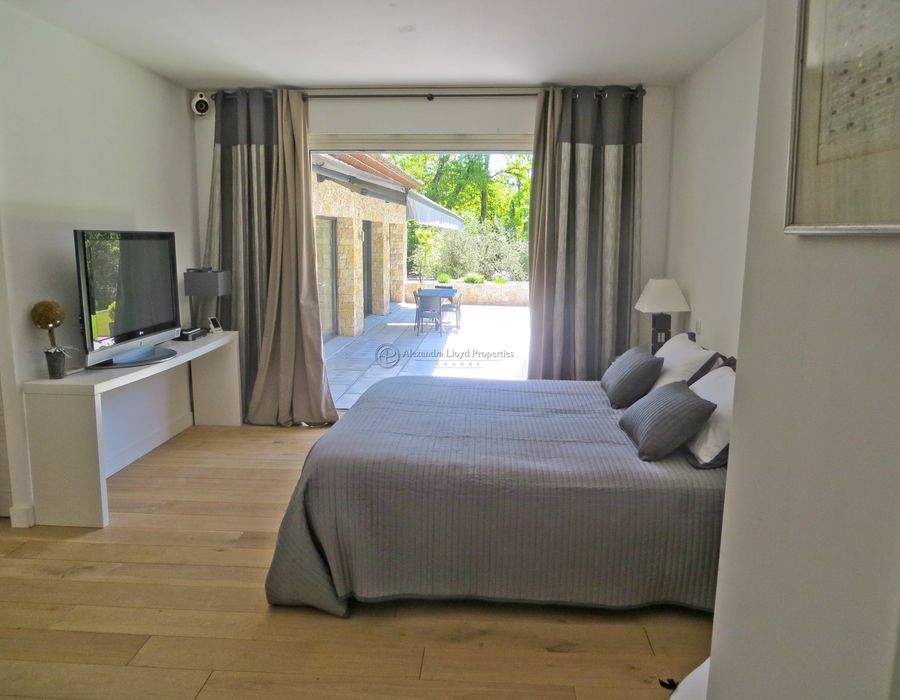 Contemporary villa located in Roquefort les Pins 6