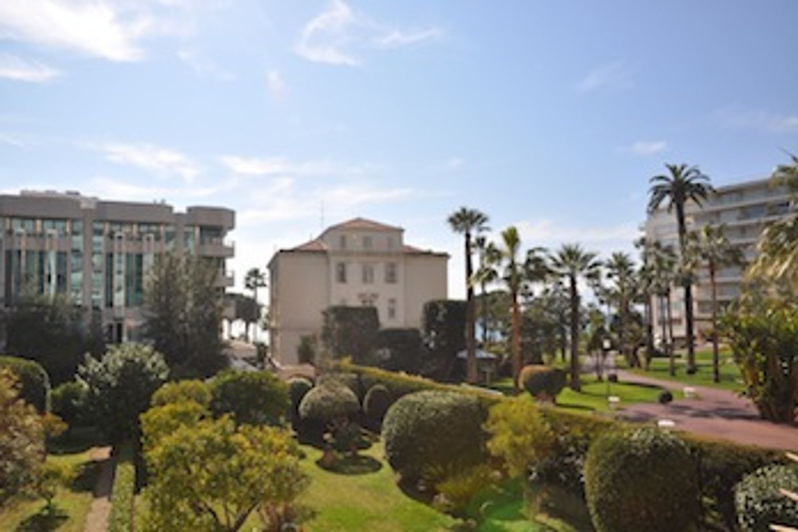 An excellent location, a step from La Croisette in Cannes