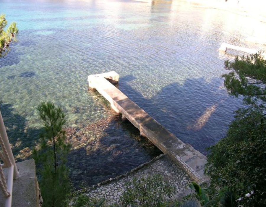 Provencal villa located on the waters edge of the Cap Ferrat. 5