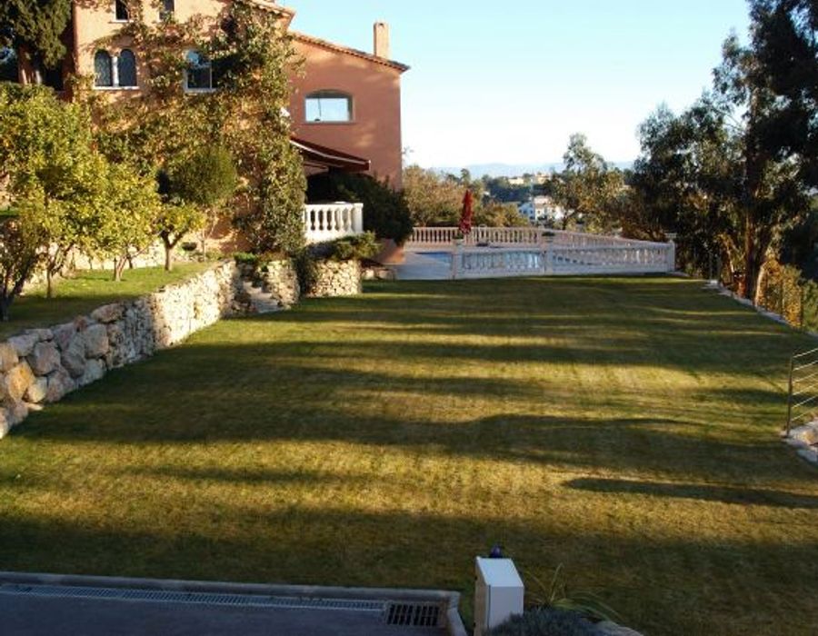 A delightful property located in the prestigious neighborhood 5