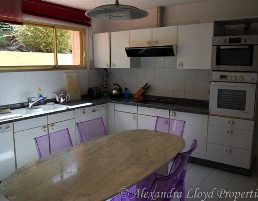 Located in North Corsica, close to the picturesque village of Lumio. 4