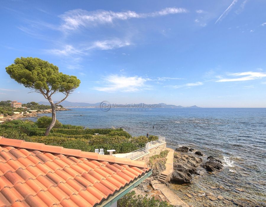 Breathtaking contemporary waters edge villa in Saint Aygulf 5