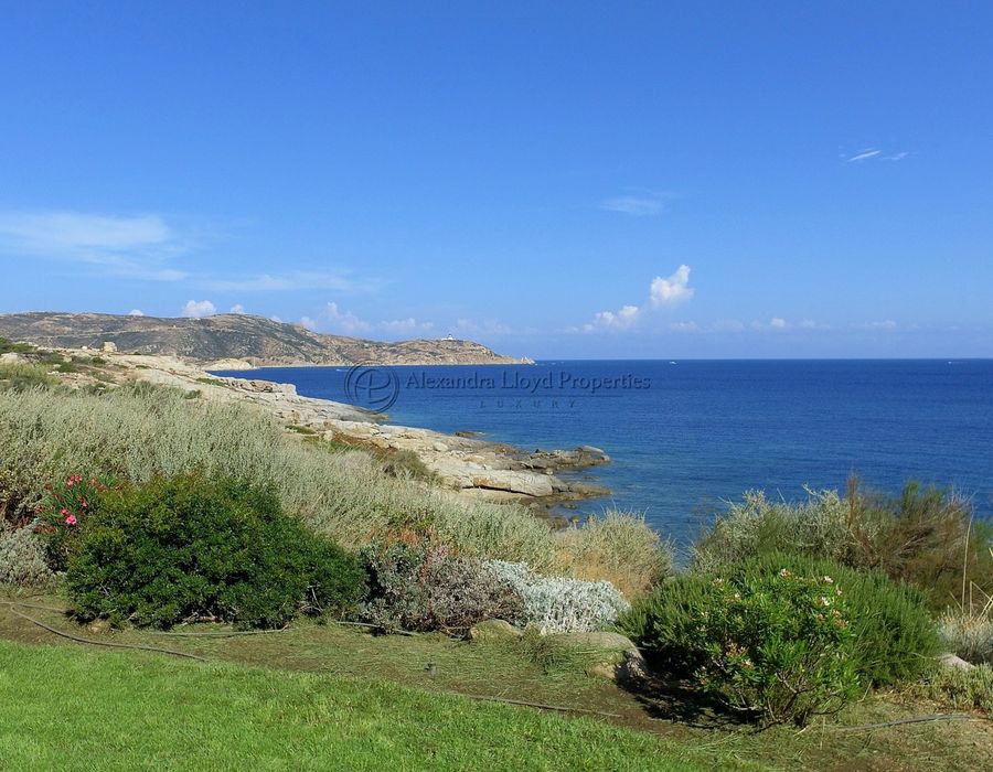 Contemporary villa located on the waterfront in Calvi 5