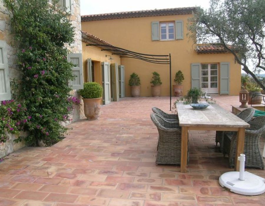 A fully renovated néo-provençal style stone mas in Grasse 2