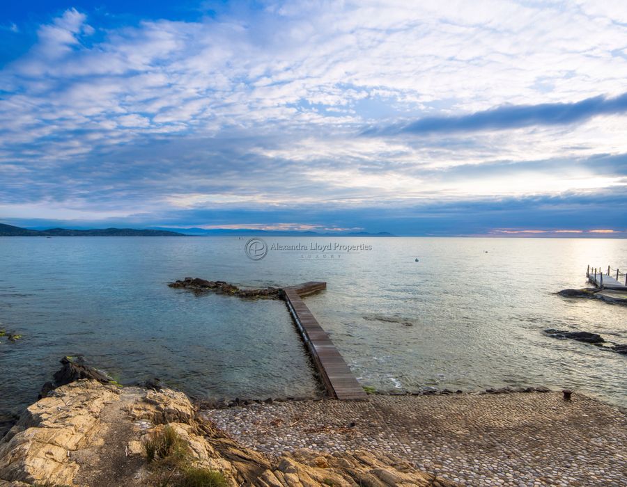 Water front villa for sale and rent Les Parcs de Saint Tropez 4