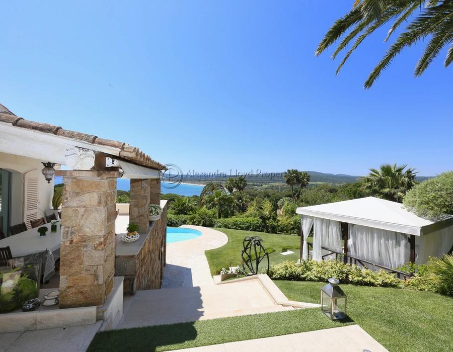 A six bedroom villa for rent, located in Cap Tahiti, with exceptional views 5