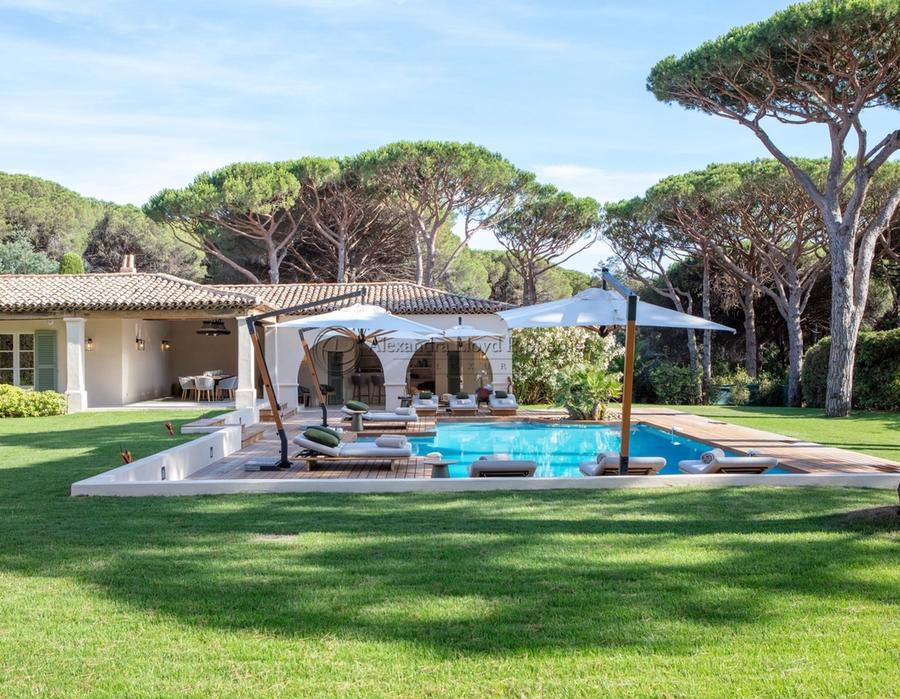 Les Parcs de Saint Tropez - a fabulous six bedroom villa for rent 4