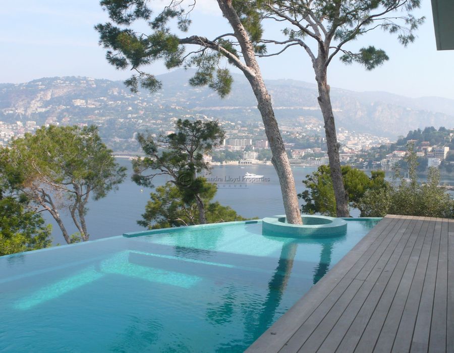 Modern @ Passable Beach - Saint Jean Cap Ferrat 1