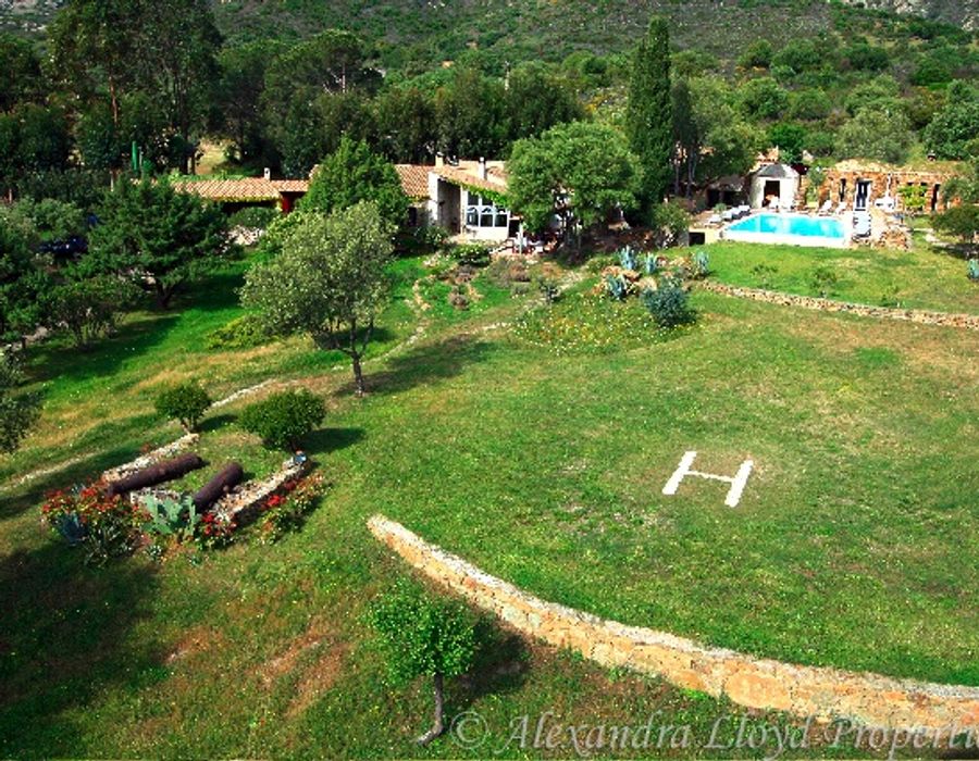 Located only a short drive from the lovely fishing village of Saint Florent 1