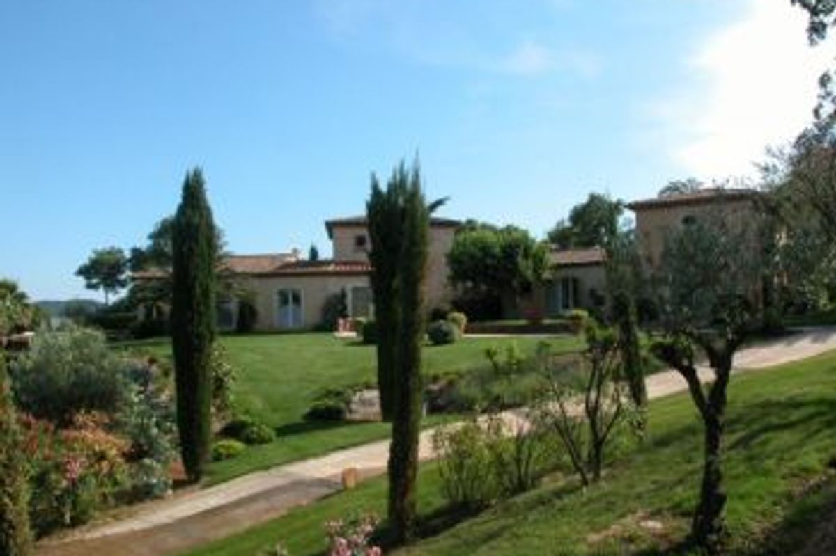 Large private property in wonderful surroundings