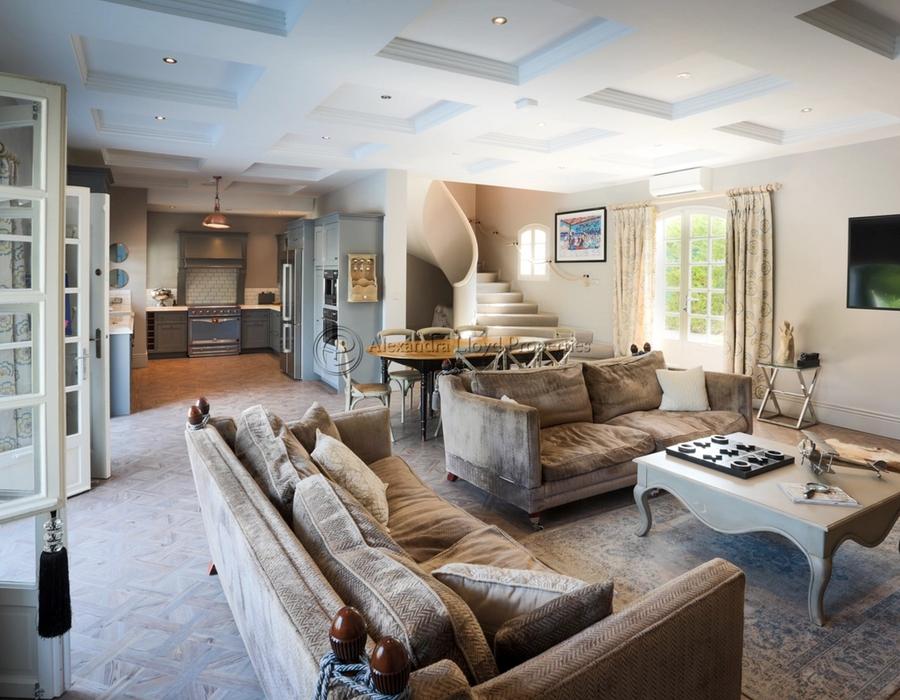 A lovely family home for rent on the Cap d'Antibes, close to the beach 6