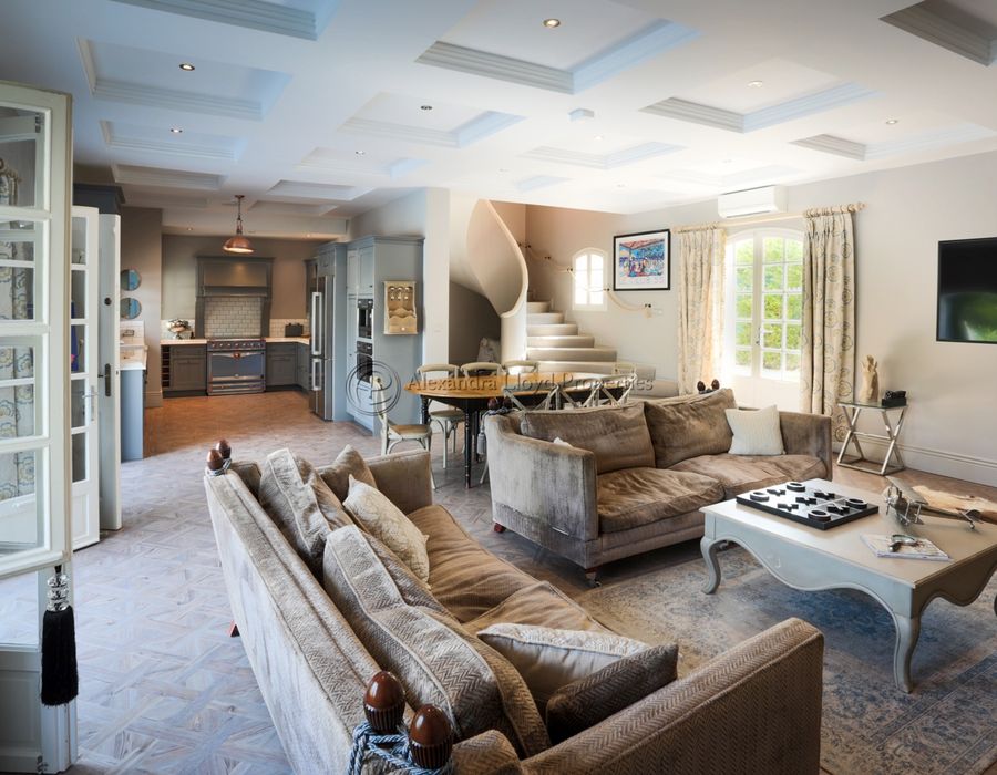 A lovely family home for rent on the Cap d'Antibes, close to the beach 6