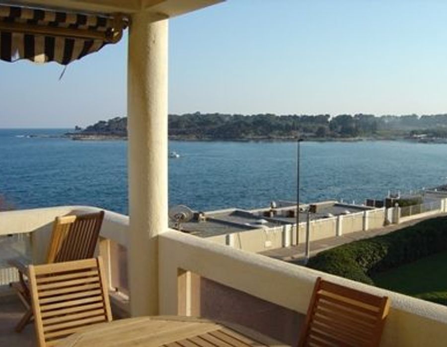 An ideal holiday home on the Cap d'Antibes 1