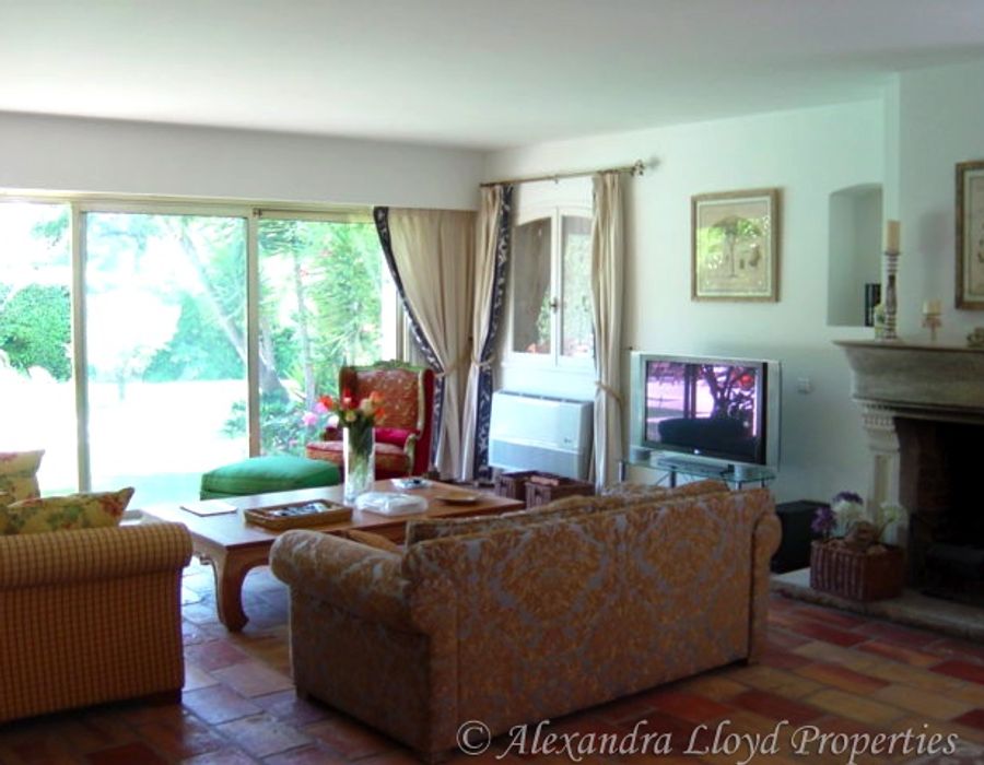 Provençal villa located on the <strong>Cap d'Antibes</strong> with a living spac 2