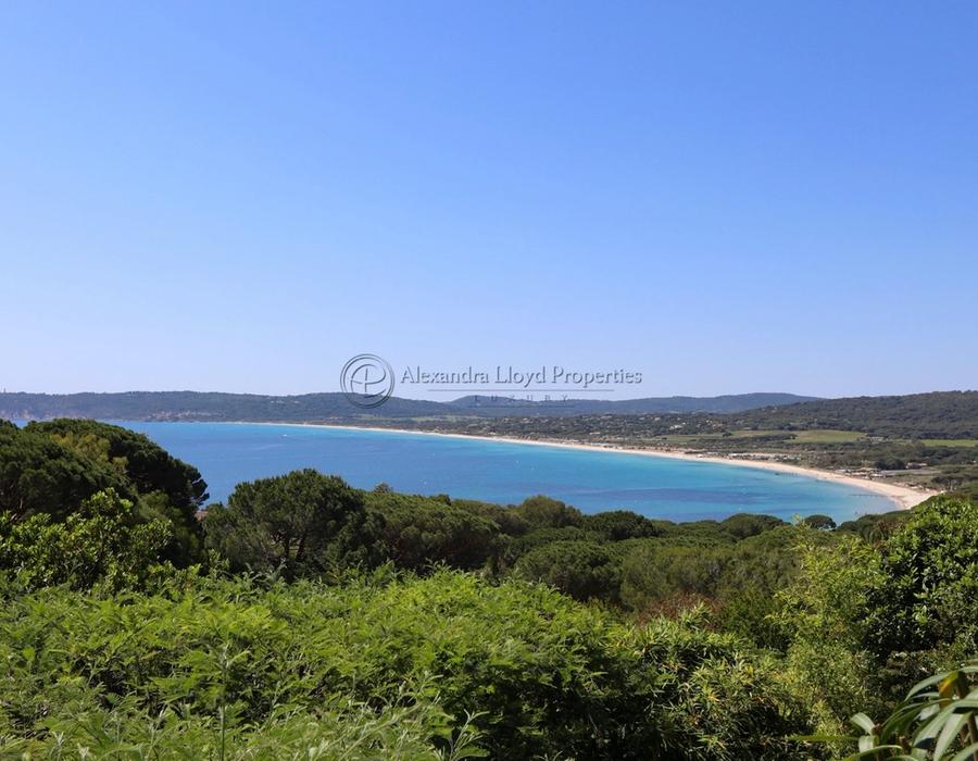 A six bedroom villa for rent, located in Cap Tahiti, with exceptional views 2