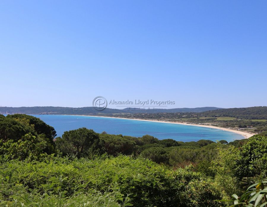 A six bedroom villa for rent, located in Cap Tahiti, with exceptional views 2