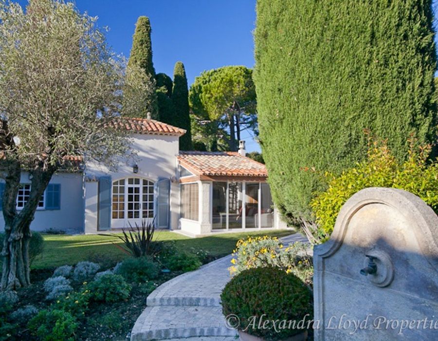 New villa for sale on the Cap d'Antibes 1