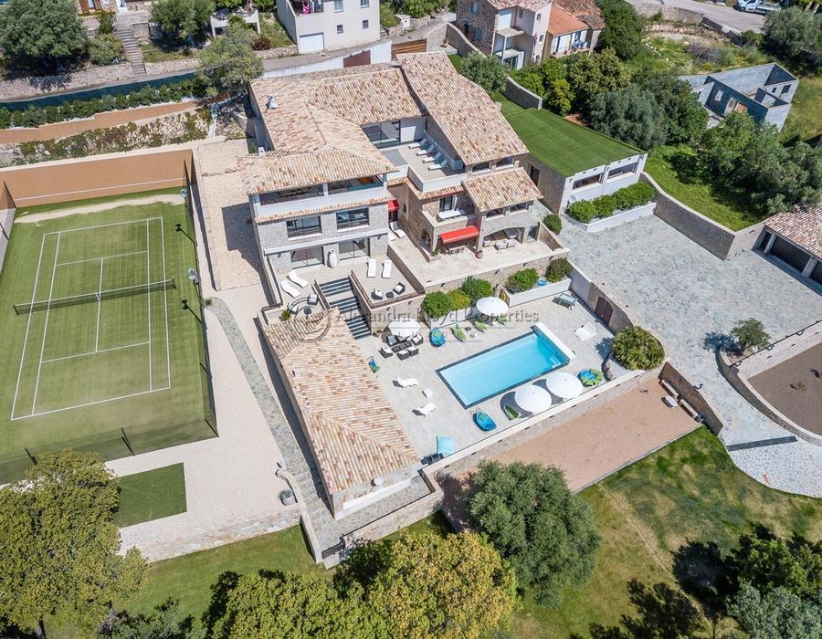 Sainte Lucie de Porto Vecchio - a five bedroom property with a tennis court 4