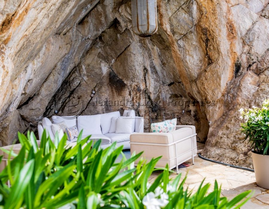 A fabulous waters edge property in a private domain in Cap d'Ail. 3