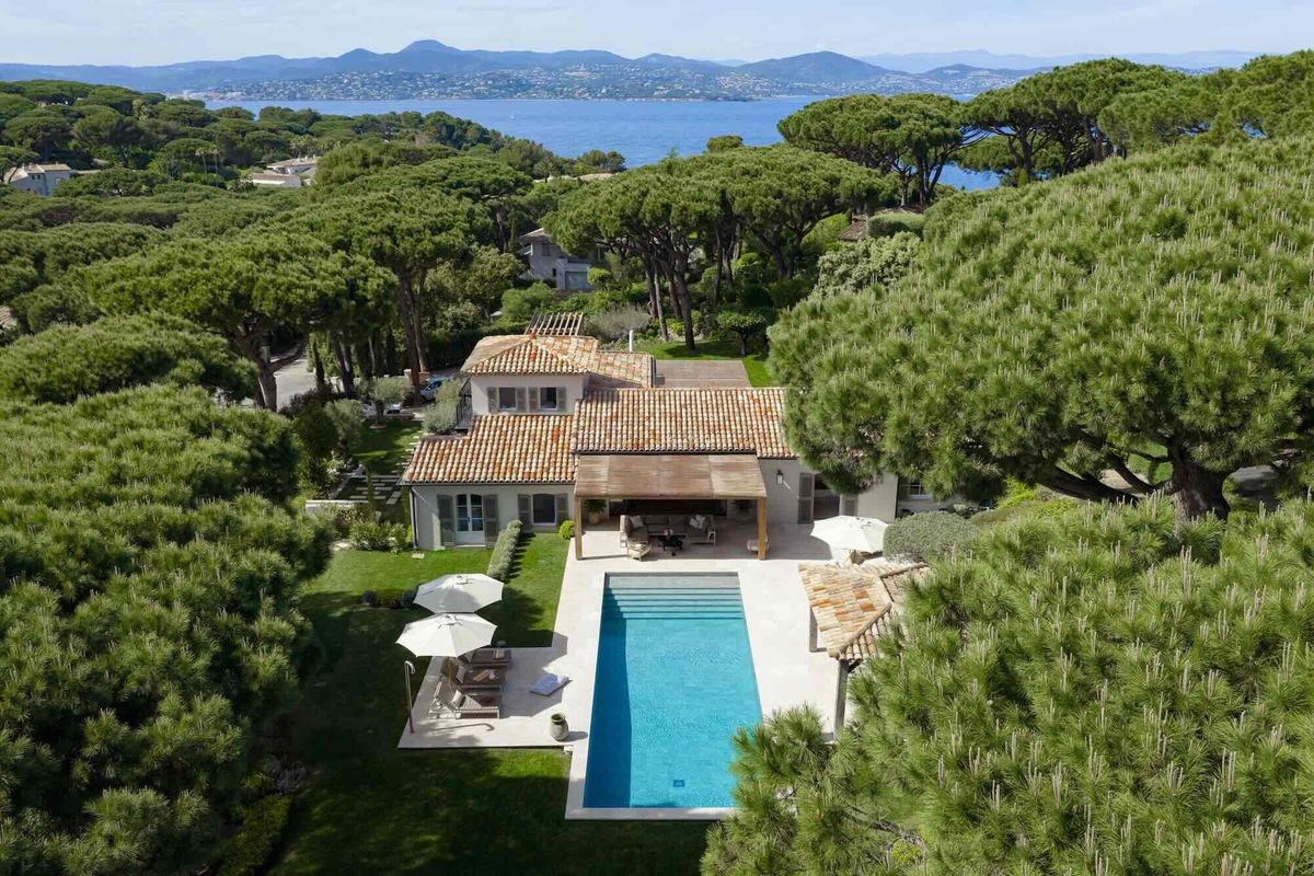 Seven-Bedroom Villa with Contemporary Interiors in Les Parcs de Saint-Tropez