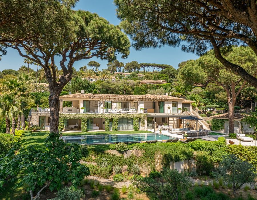 A truly stunning property for rent in Cap Tahiti with a tennis court 3