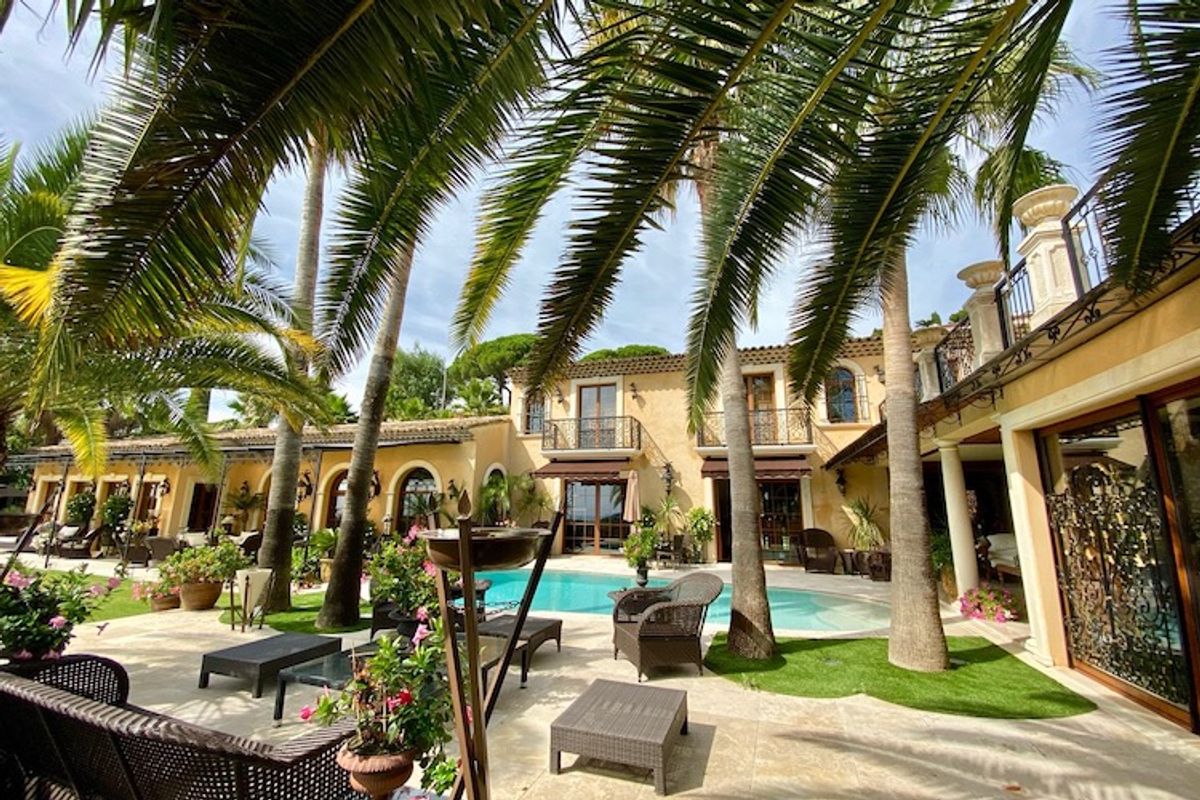 A lovely home in Mougins, close to the village all amenities