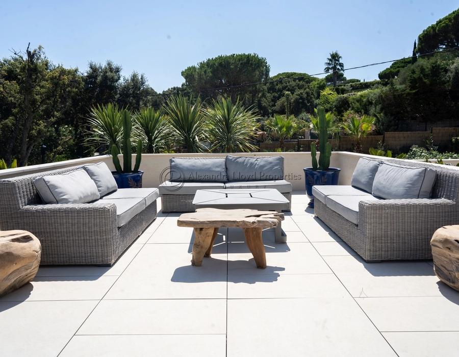 Within walking distance to Pampelonne Beach, a modern five bedroom house for rent 3