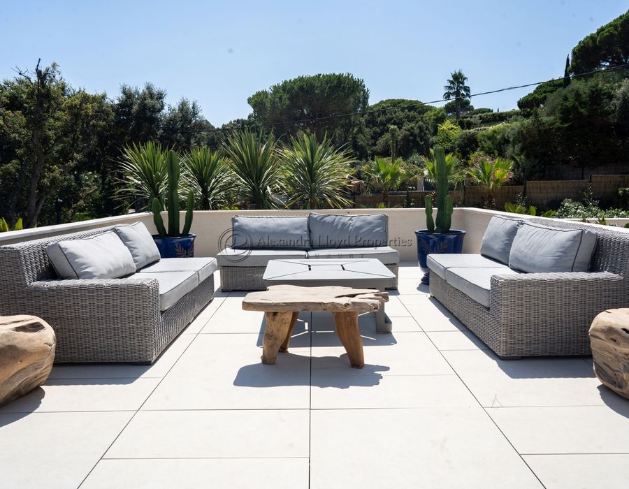 Within walking distance to Pampelonne Beach, a modern five bedroom house for rent 3