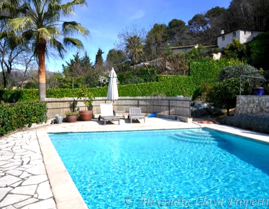 Nestled in the quint countryside of Saint Paul, a lovely Provencal hou 2