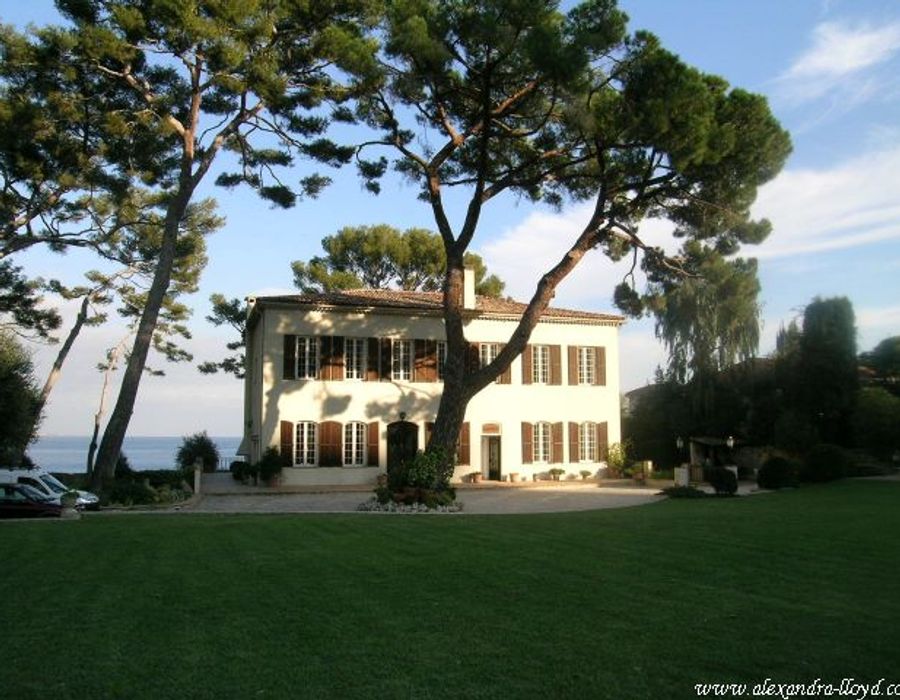 Waters edge property on the prestigous Cap Ferrat 2