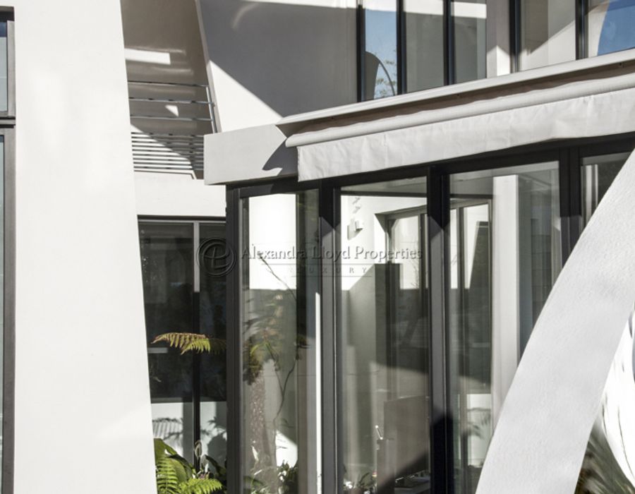 An ultra contemporary property a stones throw away from Club 55, Saint Tropez 2