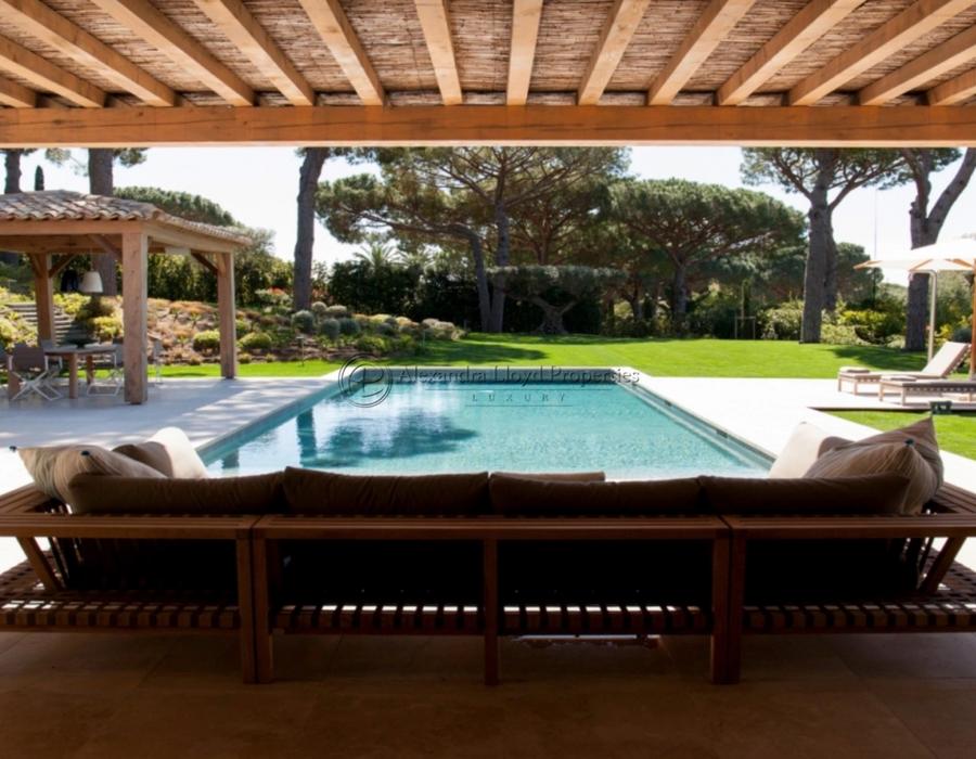 Elegant 5-Bedroom Villa with Stunning Interior Available for Rent in Les Parcs de Saint-Tropez 2