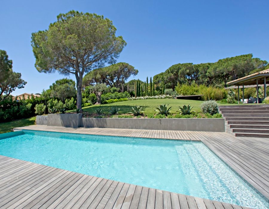 Stunning! Luxury contemporary villa close to the beaches and the town of Saint-Tropez 3