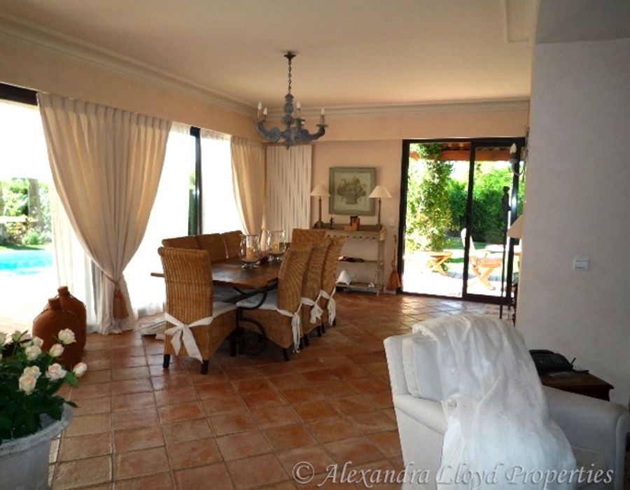 Located on the West side of the Cap d'Antibes, in a private domain. 3