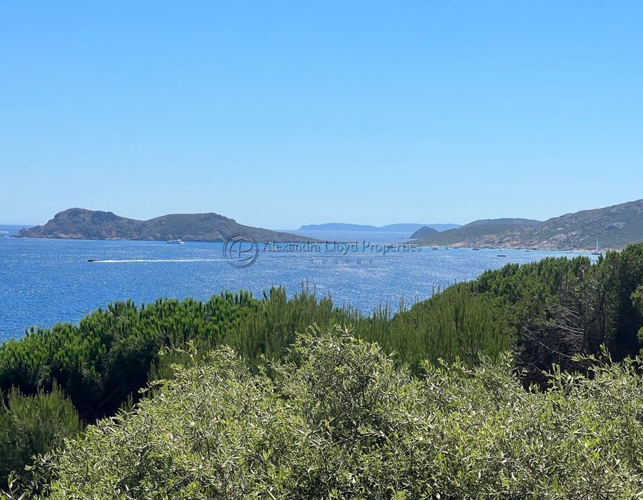 Luxury Waterfront Villa in Ramatuelle with Panoramic Sea Views and Exceptional Design 1