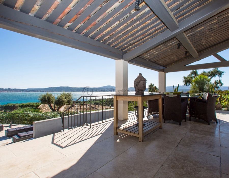 Overlooking Saint Tropez, a tastefully designed property in Beauvallon 1