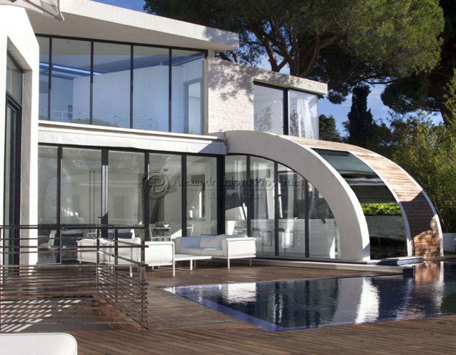 An ultra contemporary property a stones throw away from Club 55, Saint Tropez 4