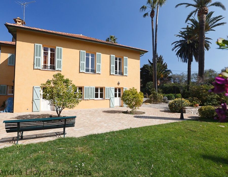 CAP D'ANTIBES - West facing - 100 meters from the water! 3