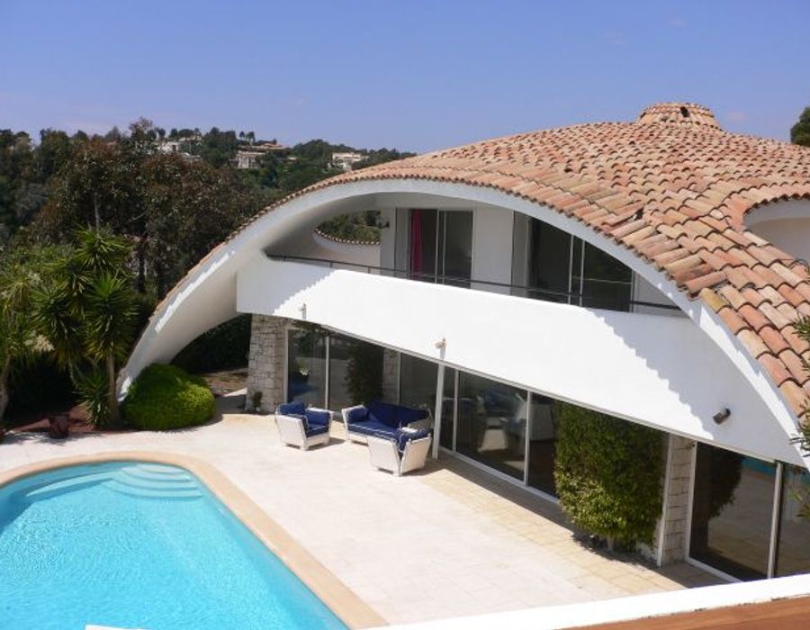 Luxurious villa in the prestigious Super Cannes with 180° sea views 3