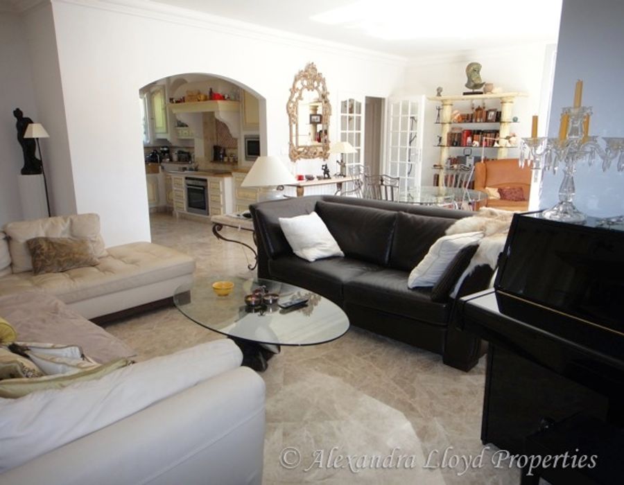 A lovely newly decorated Provencal villa in Mougins 5