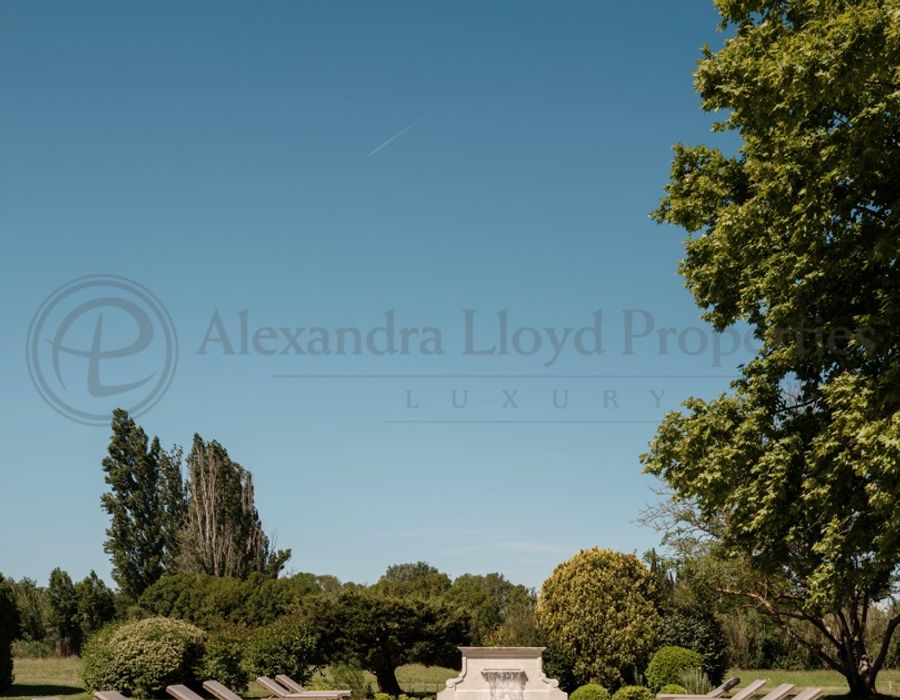 Exceptional 18th-Century Provençal Mas in the Heart of Eygalières – Private 3-Hectare Estate with Pool & Spa 1