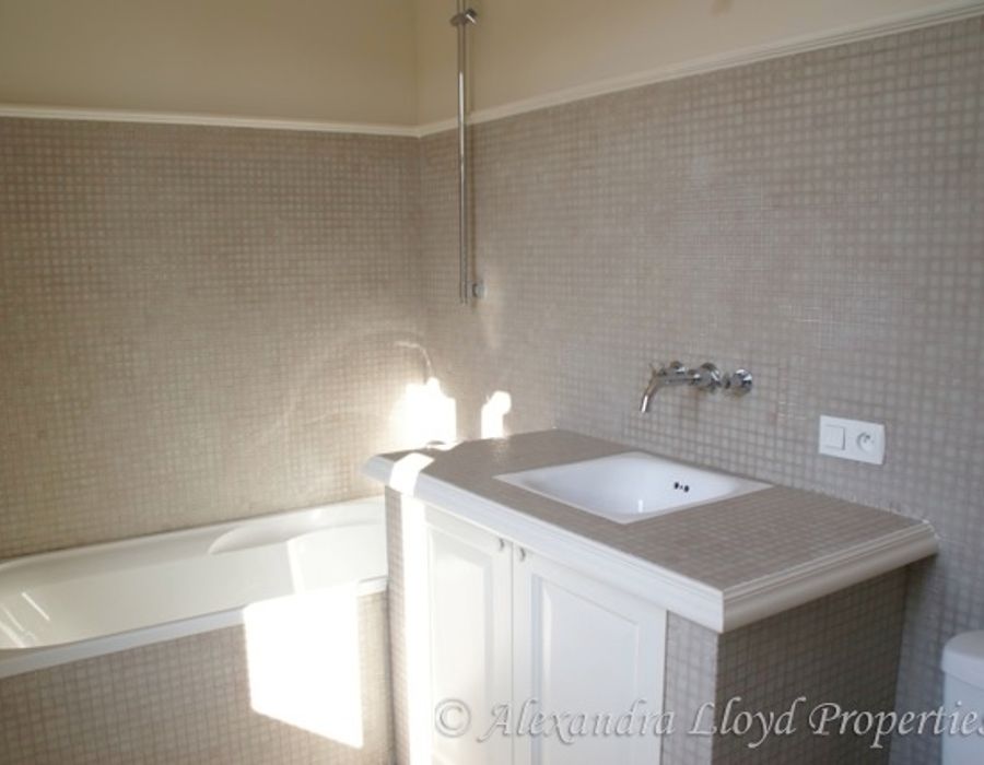 A charming property, ideally located behind the Place des Lices, Saint Tropez 6