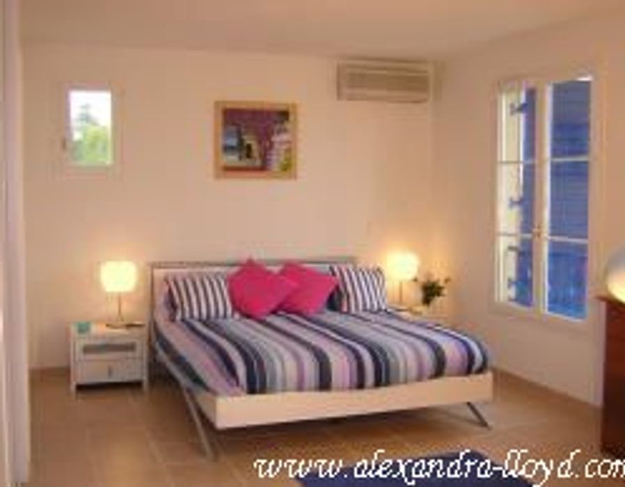 A newly built villa located in a private domain, just outside Antibes. 5